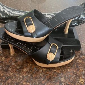 Authentic🎉 CHANEL Leather Slides🤗